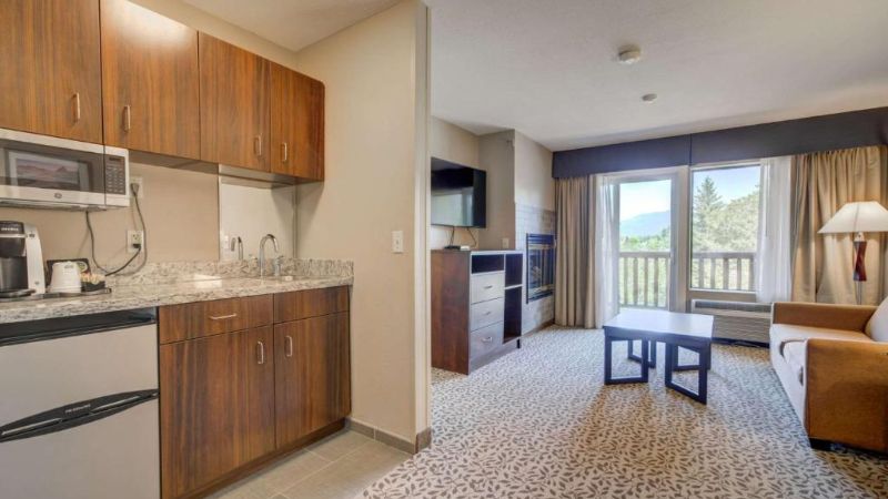 Whitefish Riverfront Hotel, room with private jacuzzi, photo 6