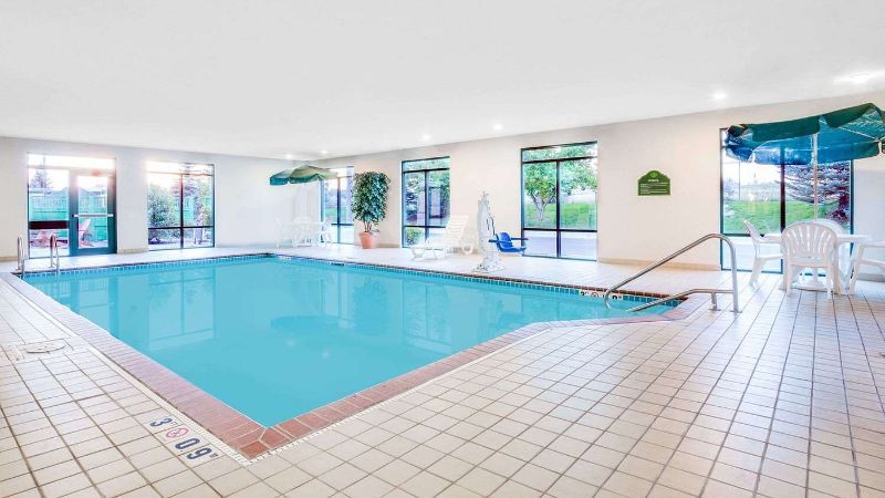 Wingate by Wyndham Gillette, room with private jacuzzi, photo 6