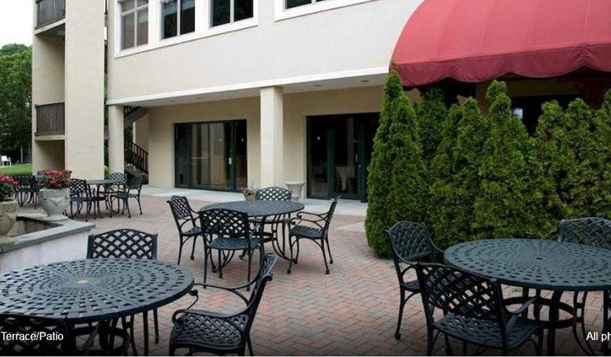 Winnapaug Inn, room with private jacuzzi, photo 6