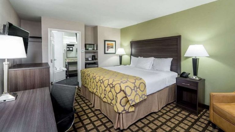 Baymont by Wyndham Clarksville