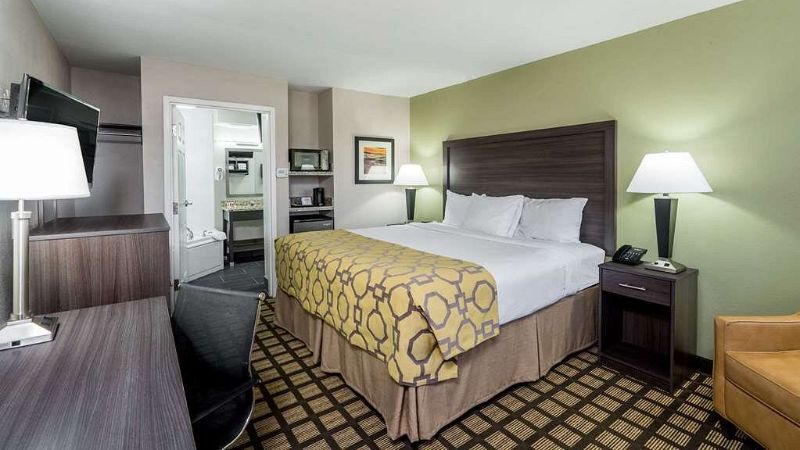 Baymont by Wyndham Clarksville, room with private jacuzzi, photo 2