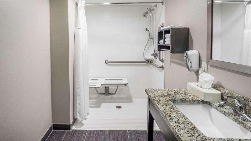 Baymont by Wyndham Clarksville, room with private jacuzzi, photo 3