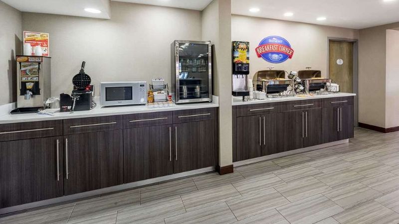 Baymont by Wyndham Clarksville, room with private jacuzzi, photo 6