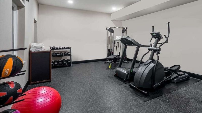 Baymont by Wyndham Clarksville, room with private jacuzzi, photo 7