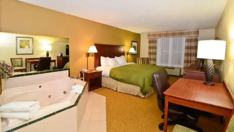 Country Inn & Suites by Radisson, Stevens Point, WI