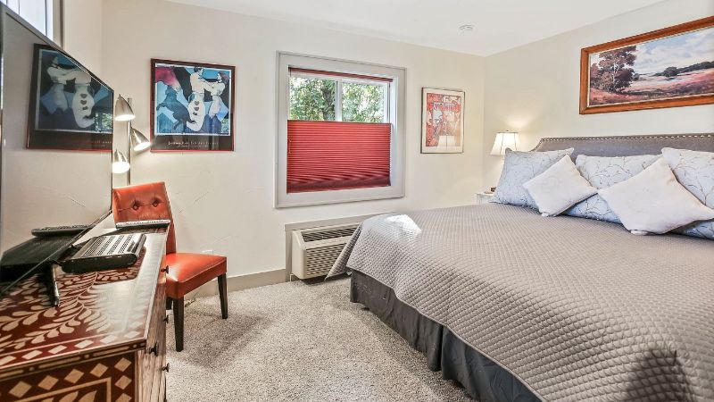 Inn on the Creek, room with private jacuzzi, photo 3