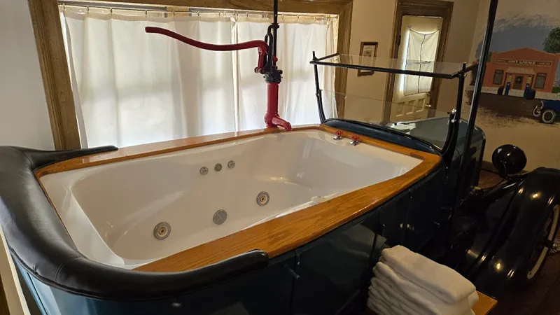 the mulberry inn - jacuzzi hotel room