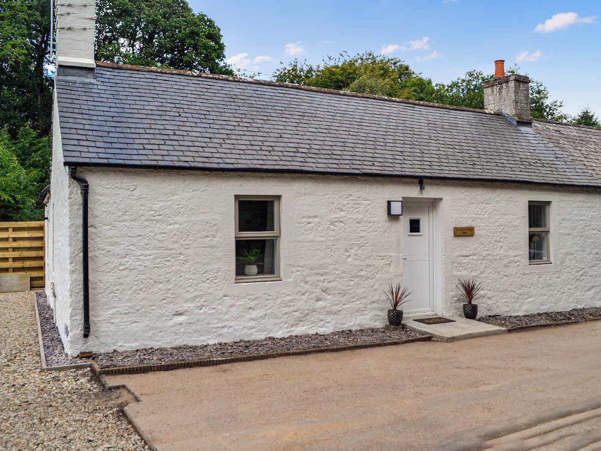 2 bedroom accommodation in Dumfries, cabin with a private hot tub, photo 6