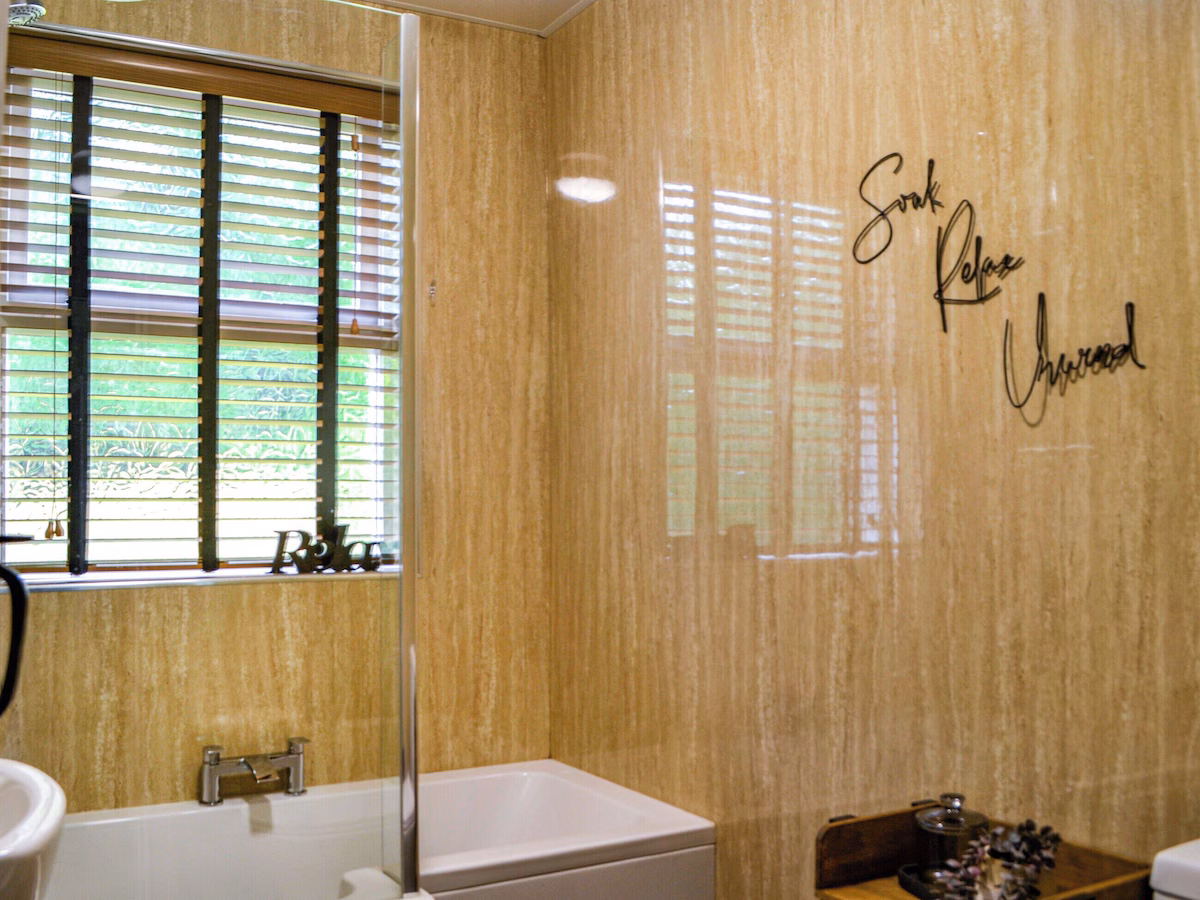 2 bedroom accommodation in Dumfries, cabin with a private hot tub, photo 7