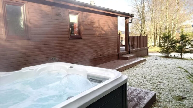 4-bedroom Cabin with Hot Tub in Beattock, cabin with a private hot tub, photo 1