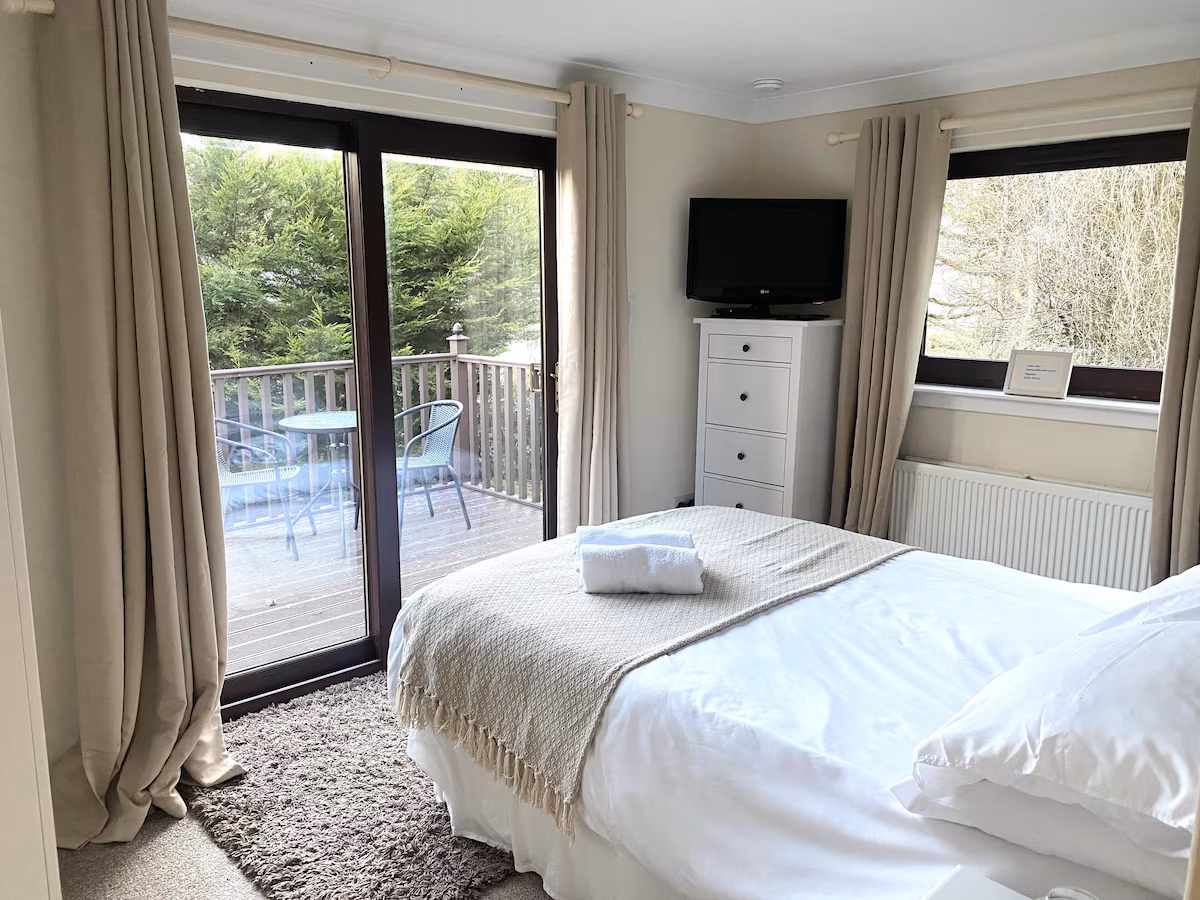 4-bedroom Cabin with Hot Tub in Beattock, cabin with a private hot tub, photo 2