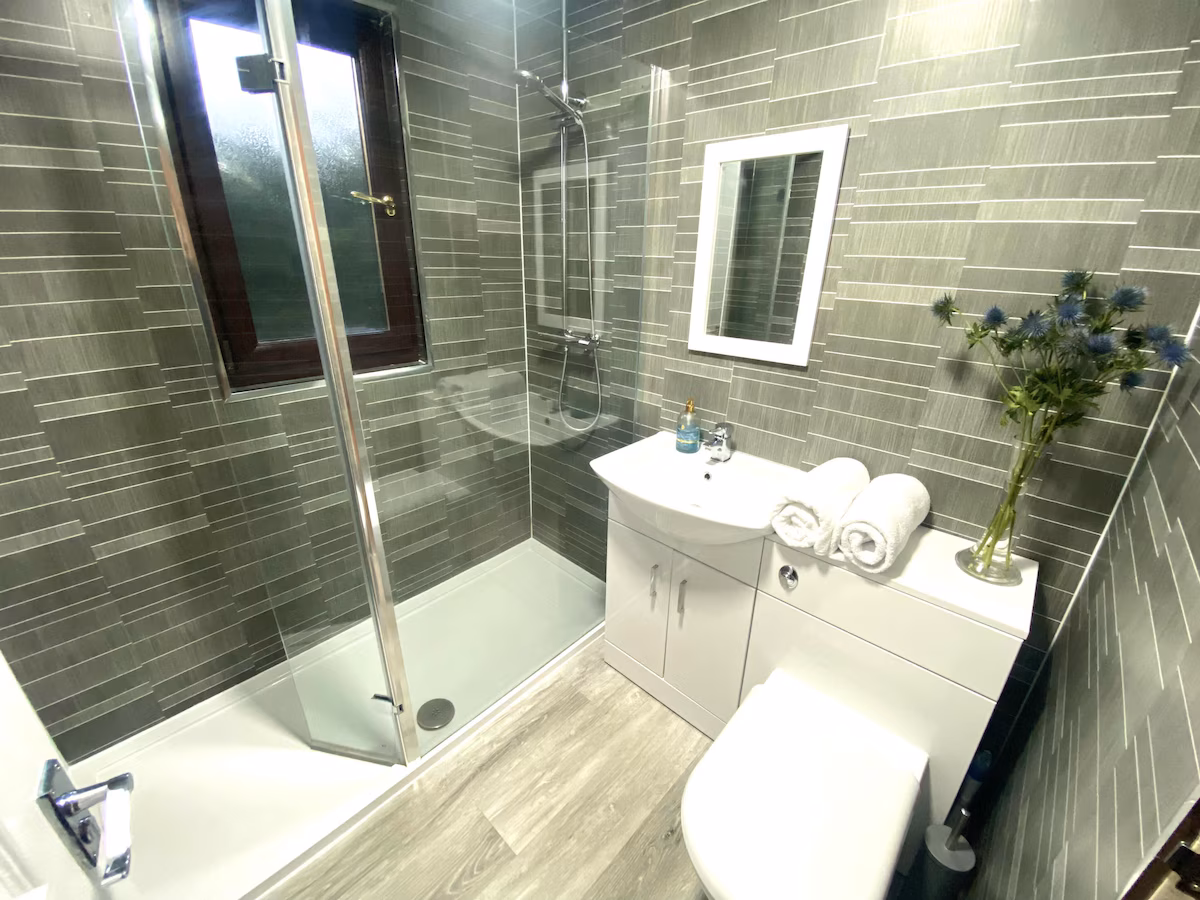 4-bedroom Cabin with Hot Tub in Beattock, cabin with a private hot tub, photo 4