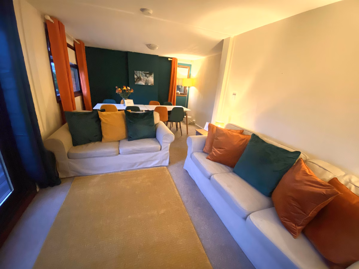 4-bedroom Cabin with Hot Tub in Beattock, cabin with a private hot tub, photo 7