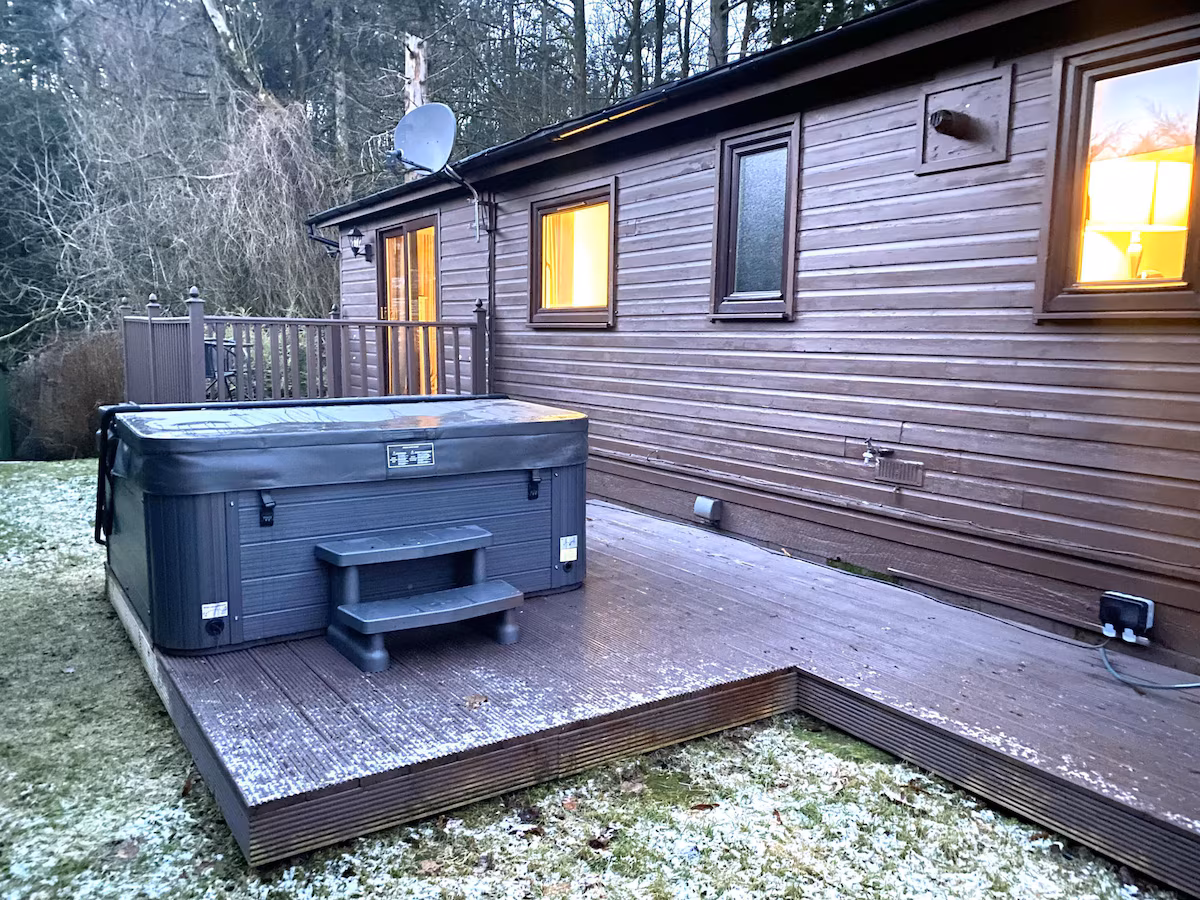 4-bedroom Cabin with Hot Tub in Beattock, cabin with a private hot tub, photo 8