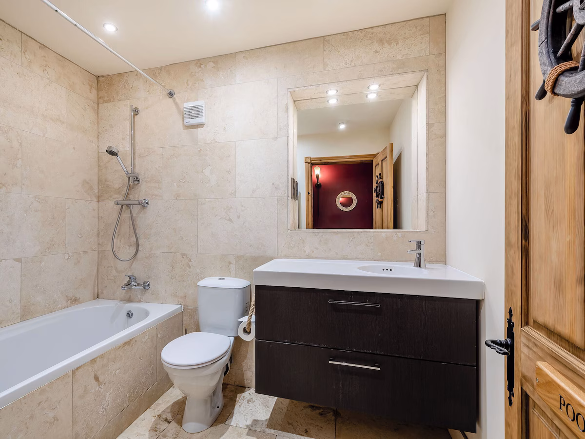 4 bedroom accommodation in Portpatrick, cabin with a private hot tub, photo 4