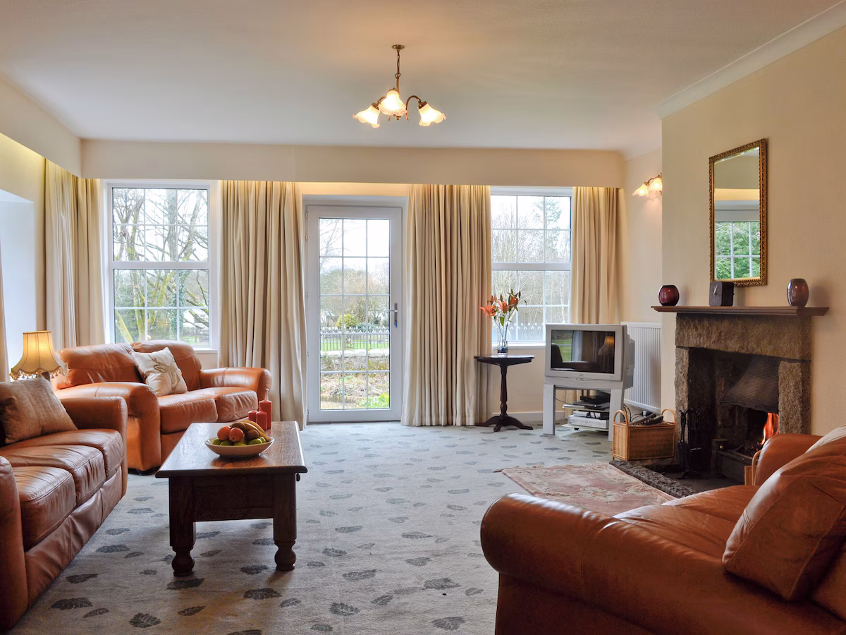 5 bedroom accommodation in Gatehouse of Fleet, cabin with a private hot tub, photo 3