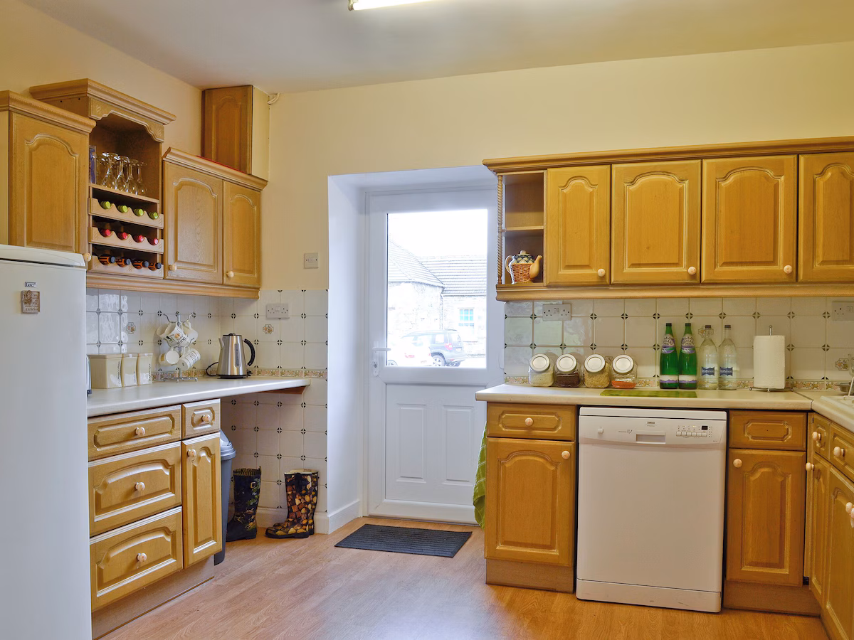 5 bedroom accommodation in Gatehouse of Fleet, cabin with a private hot tub, photo 5