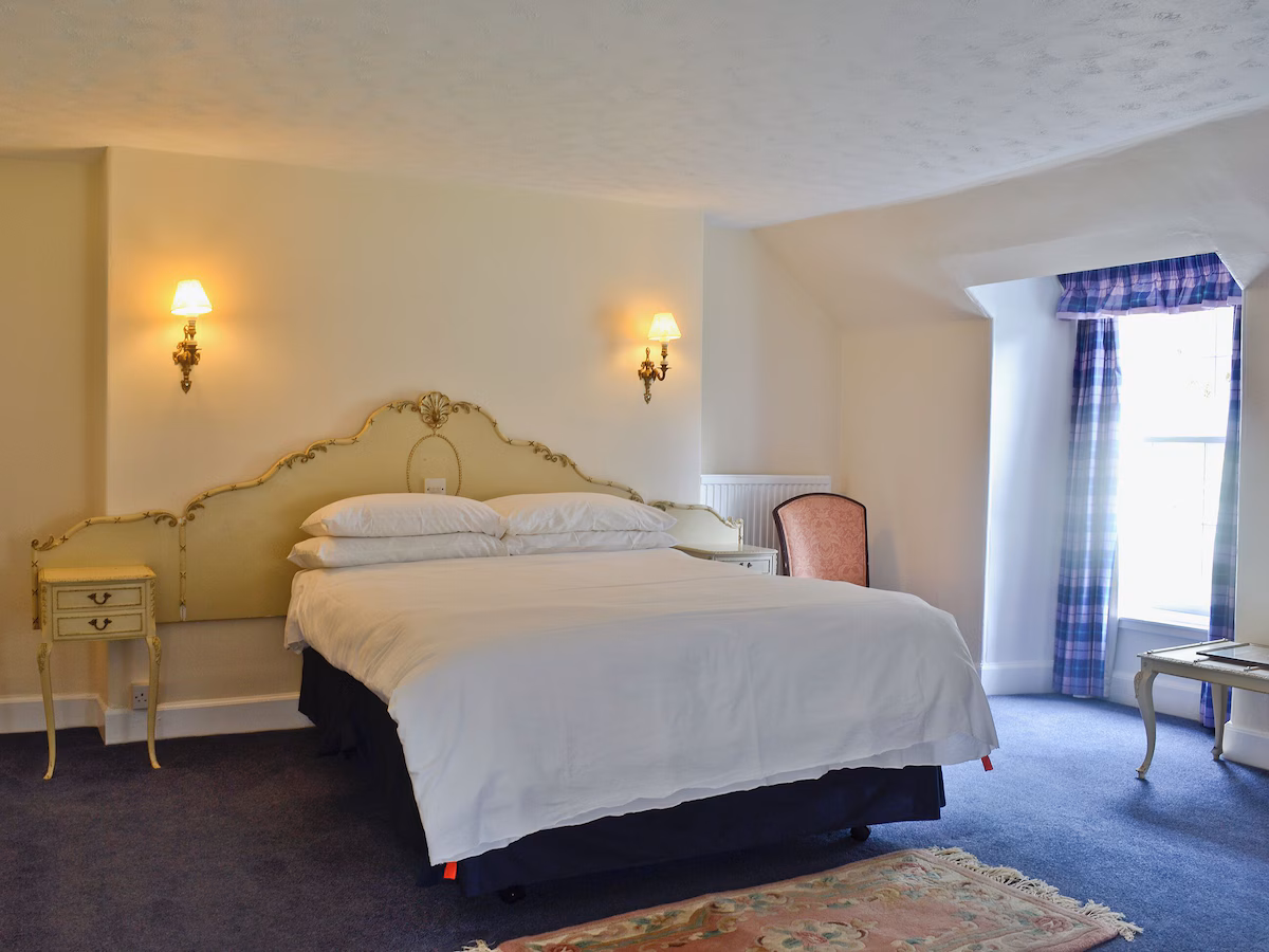 5 bedroom accommodation in Gatehouse of Fleet, cabin with a private hot tub, photo 6