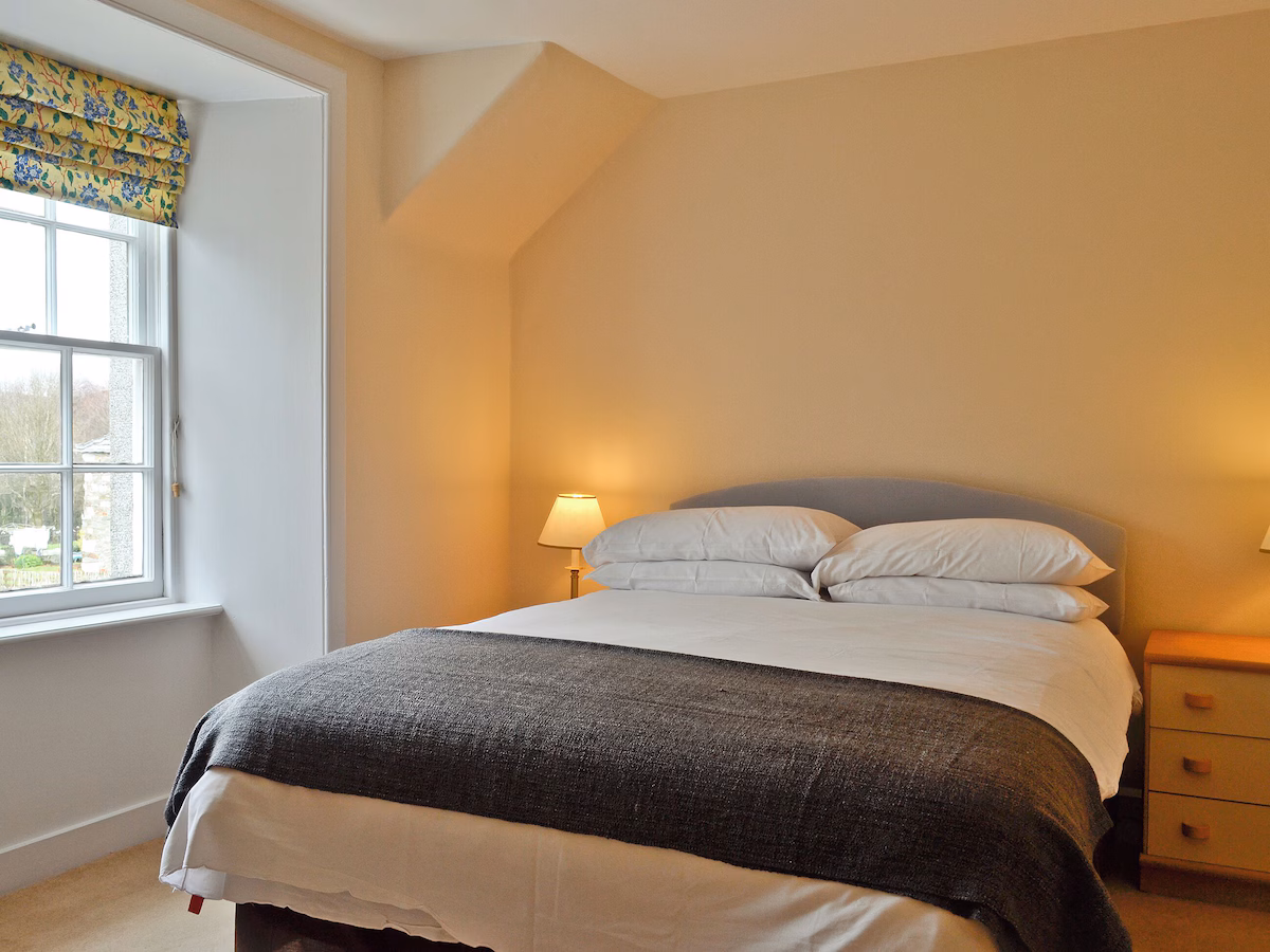 5 bedroom accommodation in Gatehouse of Fleet, cabin with a private hot tub, photo 7