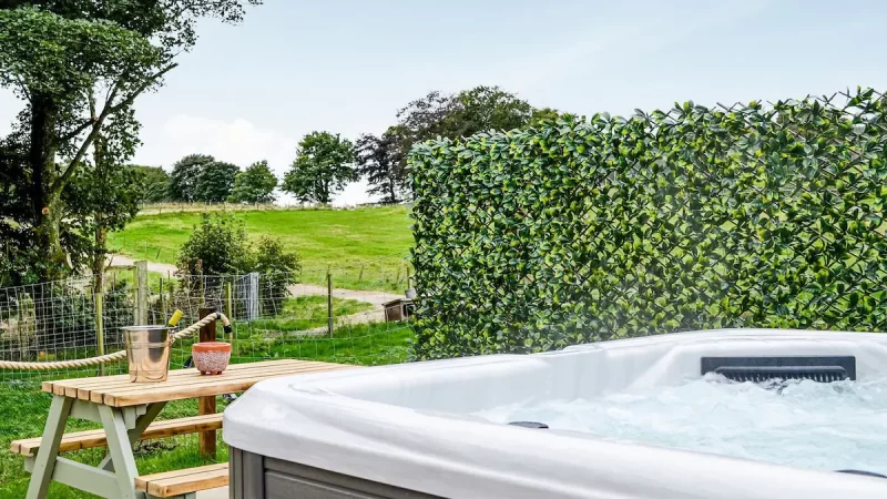 2 bedroom accommodation in Kirriemuir, cabin with a private hot tub