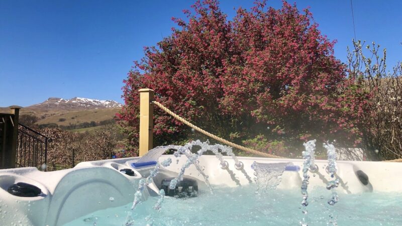 ARDCHYLE HOUSE, cabin with a private hot tub