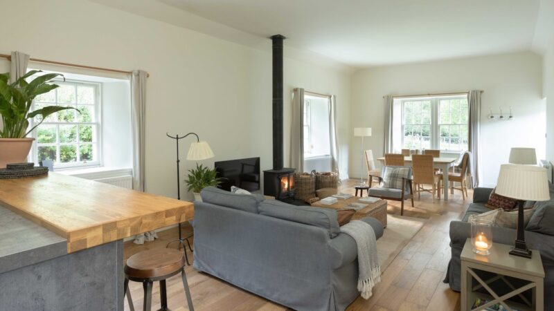 Arngomery Cottage, cabin with a private hot tub