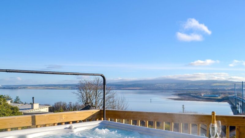 Balnacraig, Craigton, near Inverness, cabin with a private hot tub