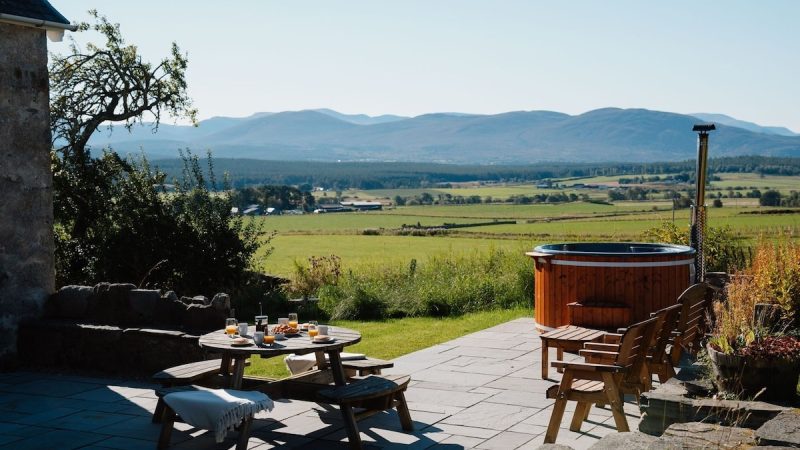 Balvattan Farmhouse, cabin with a private hot tub