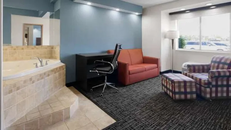 Baymont by Wyndham Boardman1 - jacuzzi hotel room