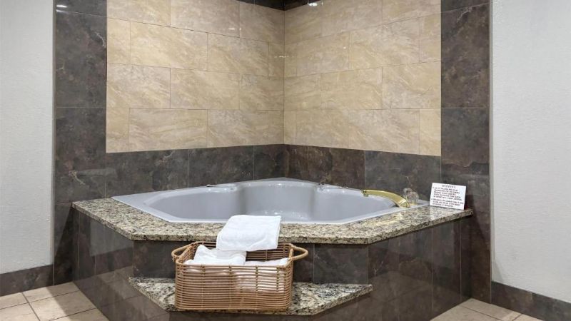 Baymont by Wyndham Tuscola, room with private jacuzzi, photo 2