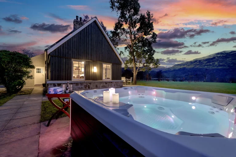 Beautiful Converted Cottage - jacuzzi hotel room