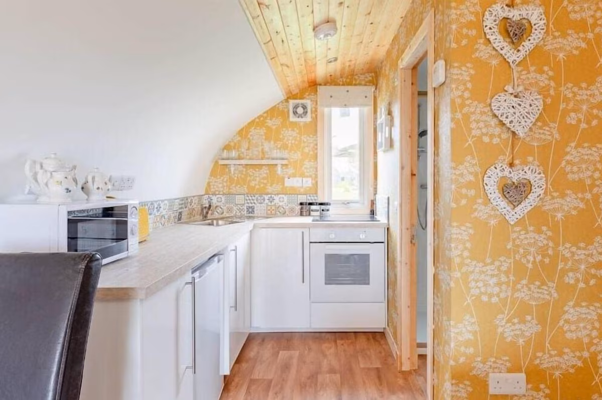 Beautiful Glamping retreat: Hot tub and views, cabin with a private hot tub, photo 4