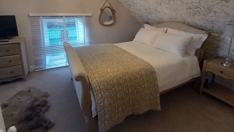 Beautiful Historic Cottage in the heart of Callander, cabin with a private hot tub