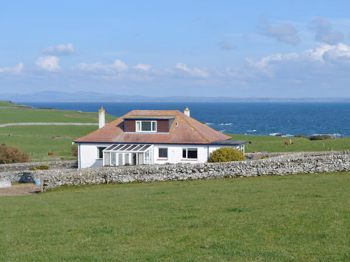 Bel-Mar, Whithorn, near Newton Stewart, cabin with a private hot tub, photo 2
