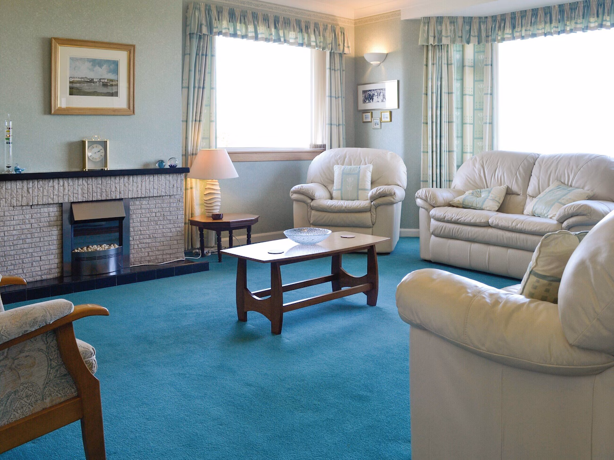 Bel-Mar, Whithorn, near Newton Stewart, cabin with a private hot tub, photo 4