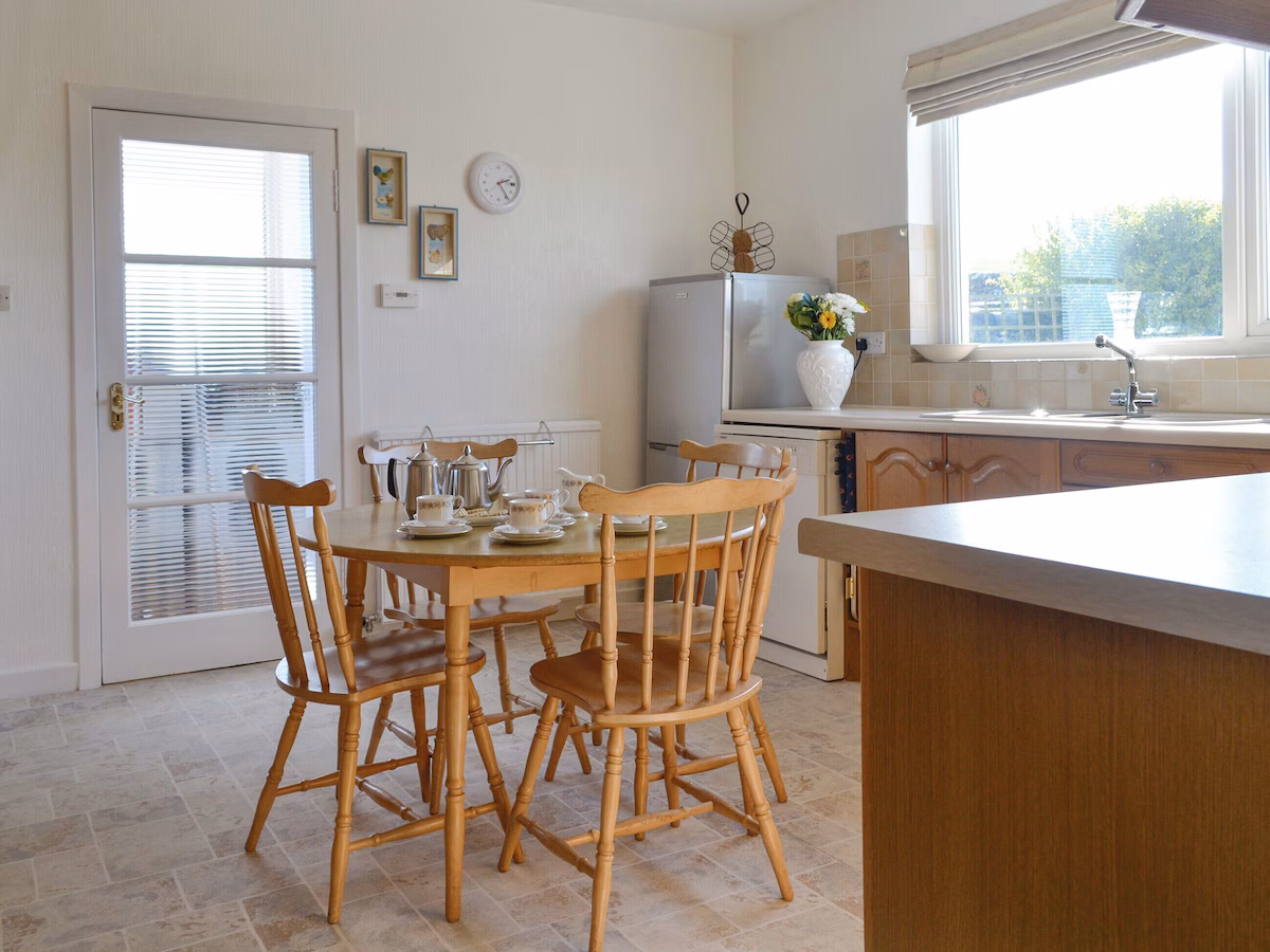 Bel-Mar, Whithorn, near Newton Stewart, cabin with a private hot tub, photo 6