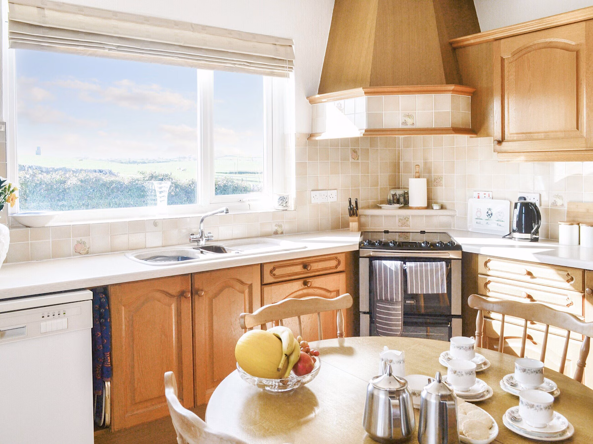 Bel-Mar, Whithorn, near Newton Stewart, cabin with a private hot tub, photo 7