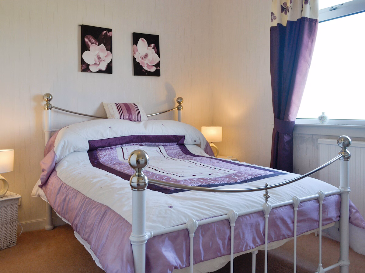 Bel-Mar, Whithorn, near Newton Stewart, cabin with a private hot tub, photo 8