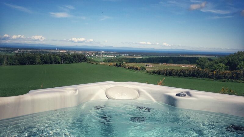 Ben Wyvis, cabin with a private hot tub