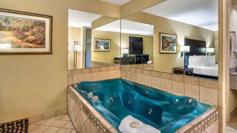 Best Western Bradford Inn 1 - jacuzzi hotel room