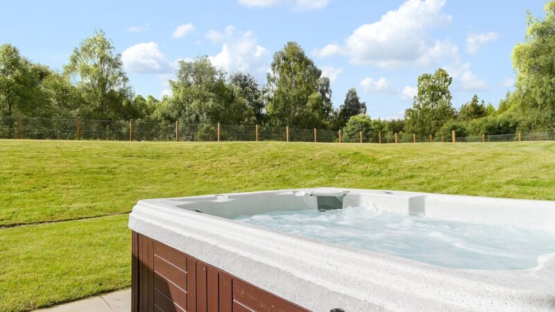 Birch Corner, Aviemor, cabin with a private hot tub