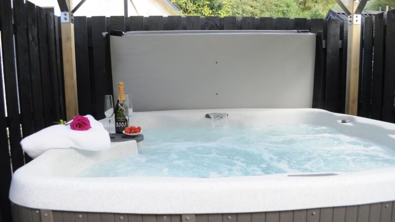 Bluebell Cottage Glencoe, cabin with a private hot tub