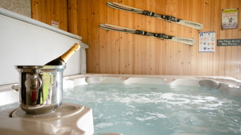 Bracken House, cabin with a private hot tub