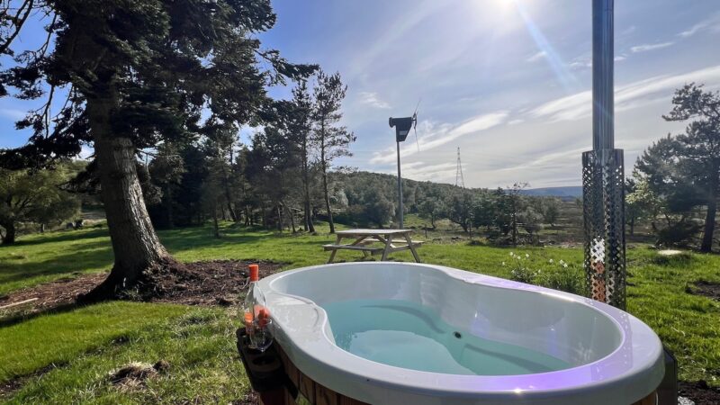 CHALLENGER BOTHY, cabin with a private hot tub