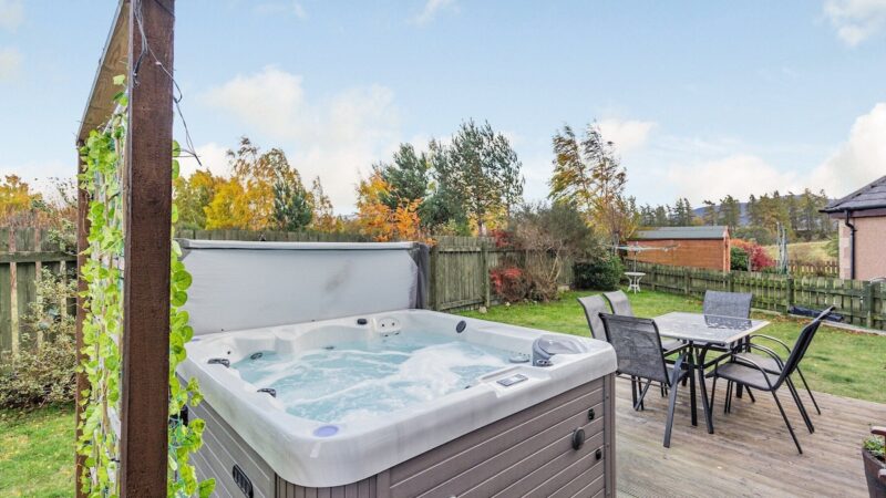 Cairnie View, Aviemore, cabin with a private hot tub