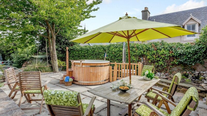 Caldon Cottage, cabin with a private hot tub