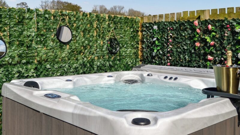 Canda, cabin with a private hot tub, photo 1