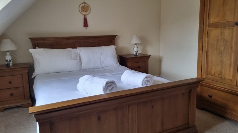 Clava Cottage City Centre, cabin with a private hot tub