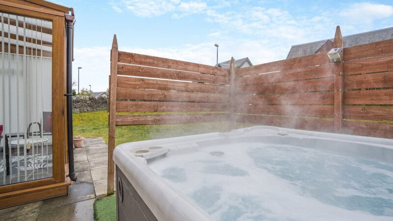 Clunnie Mor – Allt Mor Cottages, Aviemore, cabin with a private hot tub