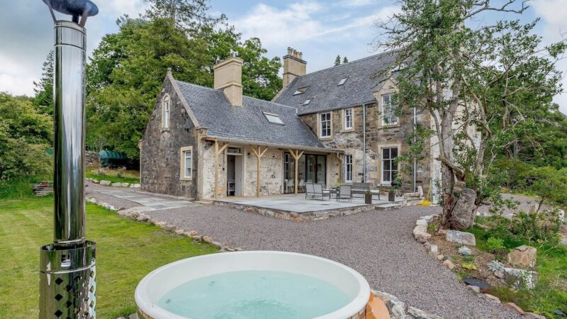 Coillemore House, Balmacara, near Kyle of Lochalsh, cabin with a private hot tub